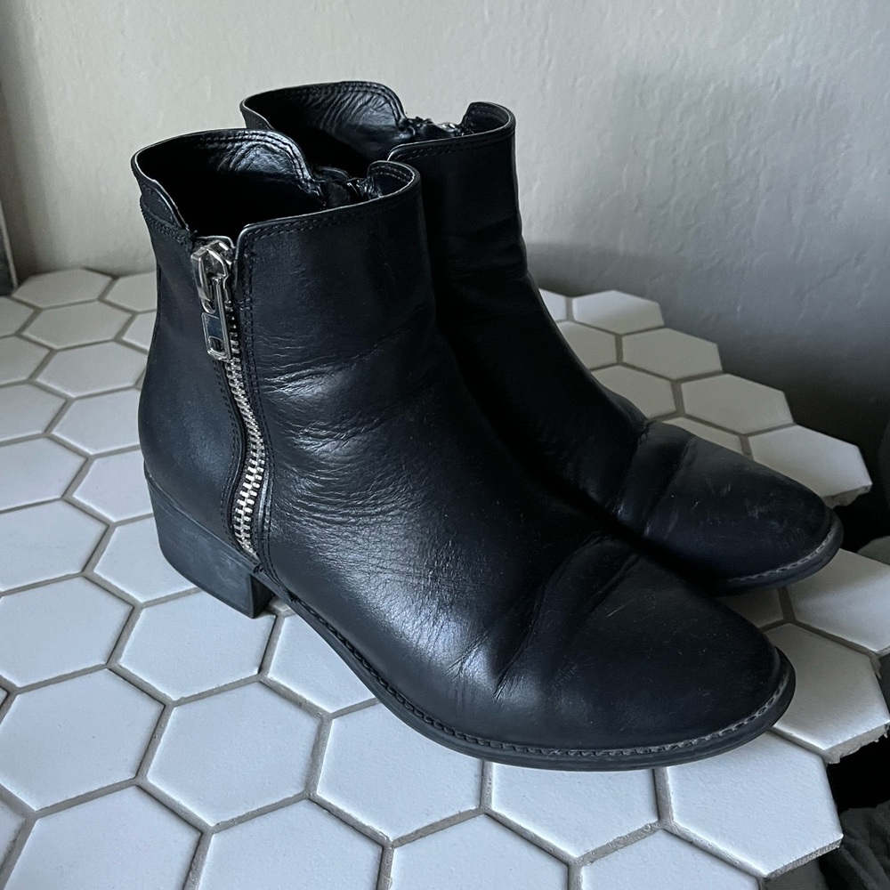 True Boot by Steve Madden • Black • size 8